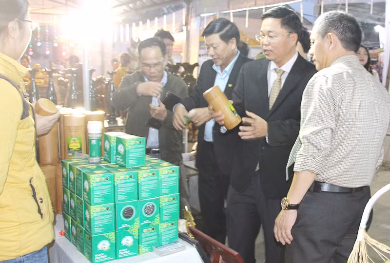 Chủ tịch Ủy ban Mặt trận Tổ quốc Việt Nam tỉnh Quảng Nam Lê Trí Thanh (thứ 2, từ phải sang) tham quan gian hàng giới thiệu, quảng bá các sản phẩm OCOP của tỉnh trong năm 2024