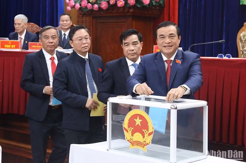 Đại biểu bỏ phiếu tín nhiệm đối với các chức danh do Hội đồng nhân dân tỉnh bầu.