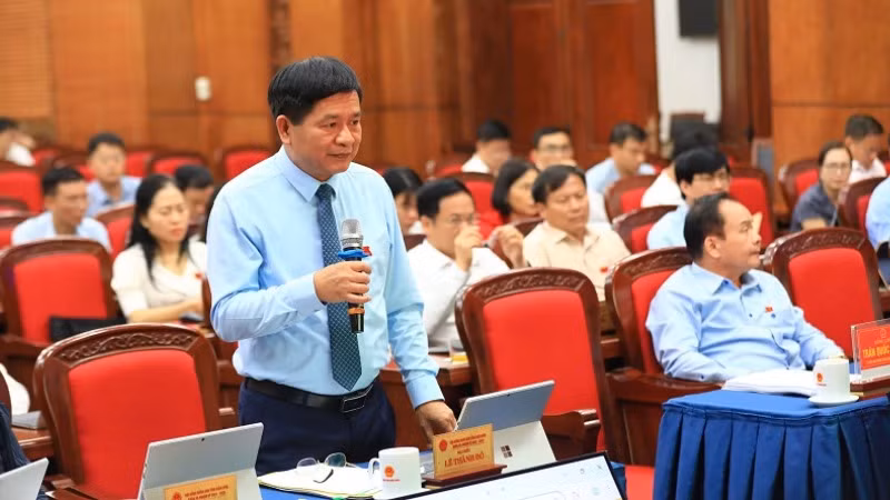 Đồng chí Lê Thành Đô, Chủ tịch Ủy ban nhân dân tỉnh Điện Biên làm rõ một số nội dung do đại biểu đề nghị tại kỳ họp về việc sắp xếp đơn vị hành chính cấp xã tại Điện Biên.
