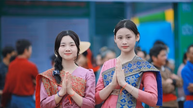 Thiếu nữ dân tộc Lào bản Na Sang 1, xã Núa Ngam chào đón du khách về chung vui Tết "Bun Huột Nặm" cùng bà con dân tộc Lào.