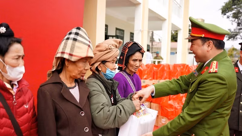 Đại tá Phạm Trường Giang, Phó giám đốc Công an tỉnh Điện Biên trao quà Tết tặng các gia đình ở huyện Điện Biên.