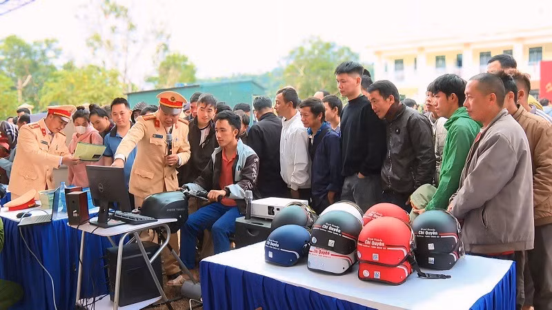 Trong khuôn khổ chương trình "Sắc xuân biên giới - An ninh vững bền" cán bộ Phòng Cảnh sát giao thông Công an tỉnh Điện Biên đã tuyên truyền pháp luật giao thông đến nhân dân các dân tộc ở xã Na Tông.