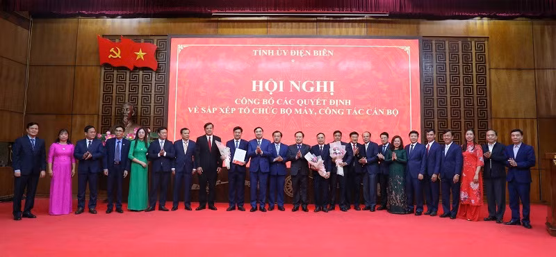 Đồng chí Trần Quốc Cường, Bí thư Tỉnh ủy Điện Biên trao quyết định và chúc mừng các đồng chí được tin tưởng phân công nhiệm vụ tại Đảng bộ Ủy ban nhân dân tỉnh.