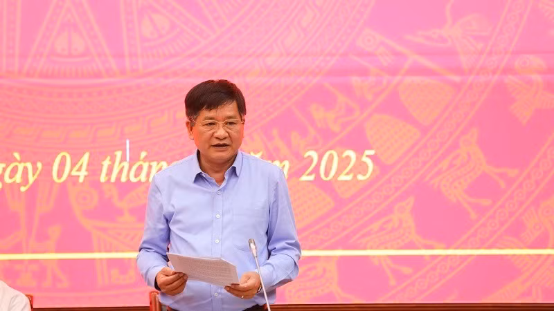Đồng chí Lê Thành Đô, Chủ tịch Ủy ban nhân dân tỉnh Điện Biên báo cáo tiến độ một số dự án trọng điểm đang triển khai tại tỉnh Điện Biên.