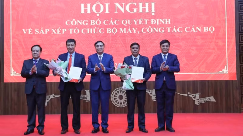 Các đồng chí lãnh đạo Tỉnh ủy, Ủy ban nhân dân tỉnh Điện Biên trao quyết định và chúc mừng đồng chí Lỳ Lỳ Xá và đồng chí Nguyễn Duy Chinh, được phân công giao nhiệm vụ mới.