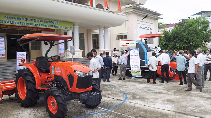 Nông dân Phú Yên tham quan gian trưng bày các loại máy móc phục vụ sản xuất nông nghiệp.