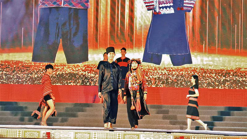 Trang phục của người Hà Nhì.