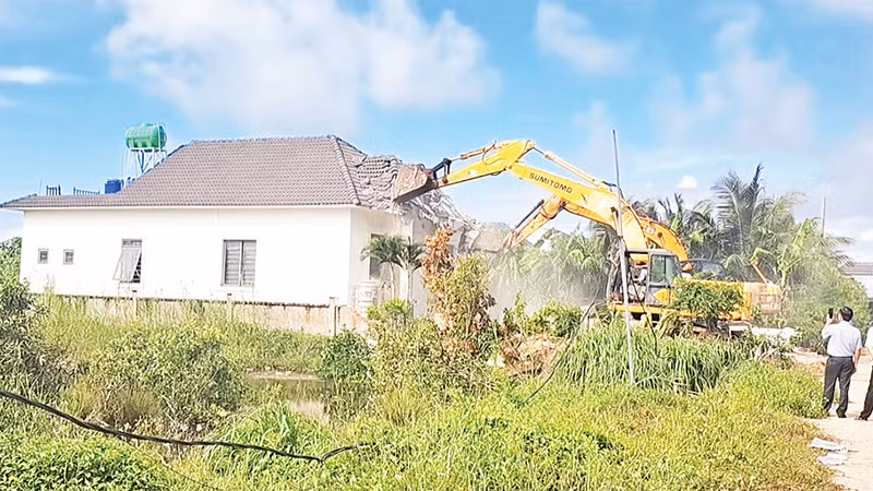Cưỡng chế tháo dỡ một biệt thự có sai phạm tại dự án 79 căn biệt thự tại xã Dương Tơ. Cưỡng chế tháo dỡ một biệt thự có sai phạm tại dự án 79 căn biệt thự tại xã Dương Tơ.