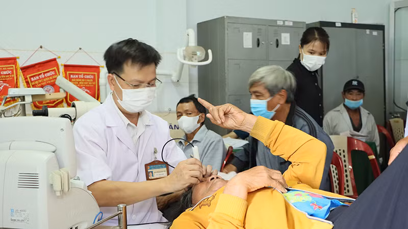 Bà Thị Thoi vượt 50km về Trung tâm y tế huyện Bù Đăng khám sàng lọc bệnh về mắt. Bà Thị Thoi vượt 50km về Trung tâm y tế huyện Bù Đăng khám sàng lọc bệnh về mắt.