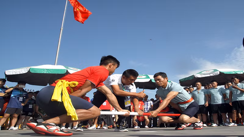 Các vận động viên tranh tài trong môn đẩy gậy.