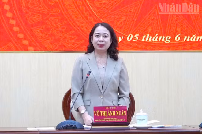 Đồng chí Võ Thị Ánh Xuân, Bí thư Trung ương Đảng, Phó Chủ tịch nước, Trưởng Đoàn Kiểm tra, giám sát số 29 của Bộ Chính trị, Ban Bí thư phát biểu tại hội nghị.