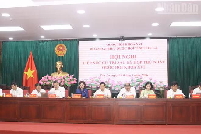 Các đồng chí Ủy viên Trung ương Đảng Nguyễn Thị Hồng, Phó Chủ tịch Quốc hội và Hoàng Văn Nghiệm, Bí thư Tỉnh ủy, Trưởng Đoàn đại biểu Quốc hội tỉnh Sơn La và Đoàn đại biểu Quốc hội tỉnh Sơn La tại hội nghị tiếp xúc cử tri.