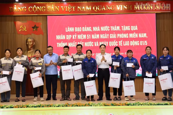 Đồng chí Trần Sỹ Thanh, Ủy viên Bộ Chính trị, Bí thư Trung ương Đảng, Chủ nhiệm Ủy ban Kiểm tra Trung ương tặng quà người lao động Sơn La.