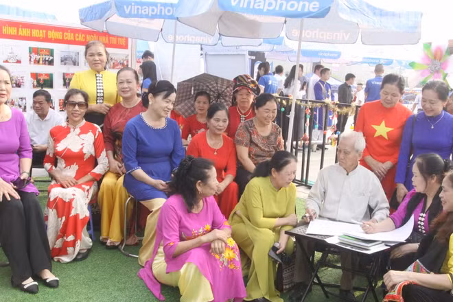 Trải nghiệm nghệ nhân viết chữ Thái tại Ngày hội Sách, Khoa học, Công nghệ và Đổi mới sáng tạo năm 2026.