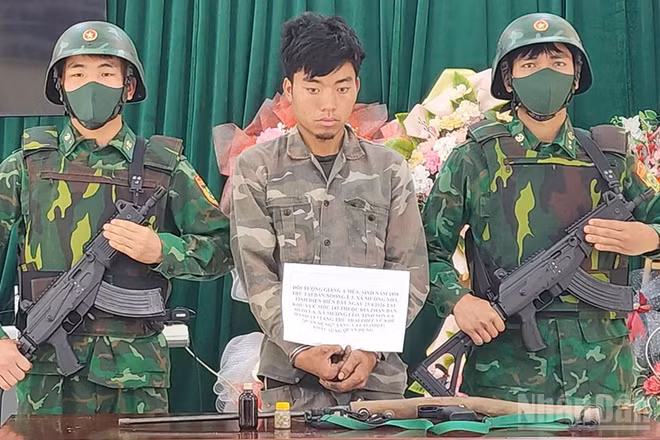 Đối tượng Giàng A Mùa cùng tang vật tại cơ quan chức năng.