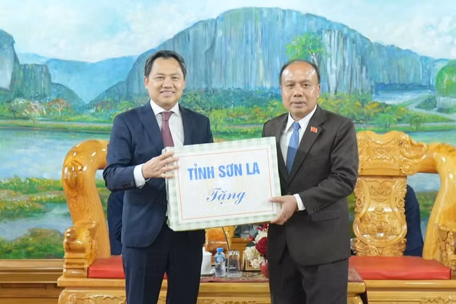 Đồng chí Nguyễn Đình Việt, Phó Bí thư Tỉnh ủy, Chủ tịch Ủy ban nhân dân tỉnh Sơn La chào xã giao, thăm và chúc Tết lãnh đạo tỉnh Huaphanh, nước bạn Lào.