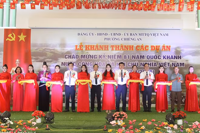 Các đại biểu cắt băng khánh thành các dự án chào mừng kỷ niệm 81 năm Quốc khánh 2/9 tại phường Chiềng An. (Ảnh: QUỐC TUẤN)