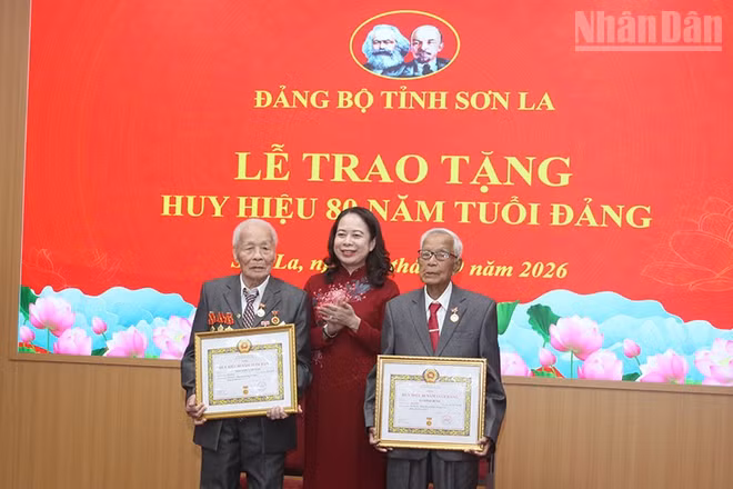 Đồng chí Võ Thị Ánh Xuân, Bí thư Trung ương Đảng, Phó Chủ tịch nước thay mặt lãnh đạo Đảng, Nhà nước trao Huy hiệu 80 năm tuổi Đảng tặng 2 đảng viên lão thành thuộc Đảng bộ tỉnh Sơn La. (Ảnh: QUỐC TUẤN)