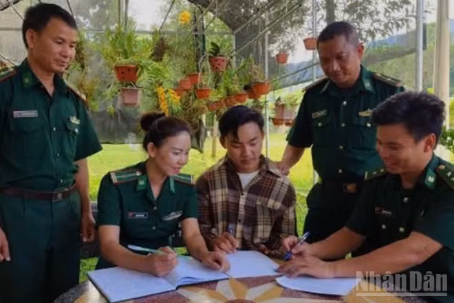 Cán bộ Bộ đội Biên phòng Sơn La hỗ trợ em Thào Tra Pó làm hồ sơ nhập học vào trường Đại học Tài nguyên và Môi trường.