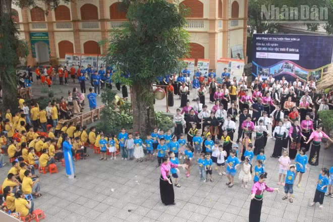 Các nghệ nhân trình diễn vũ điệu kết đoàn và vòng xòe đoàn kết với sự tham gia của các câu lạc bộ dân tộc Thái, du khách, người dân và học sinh... 