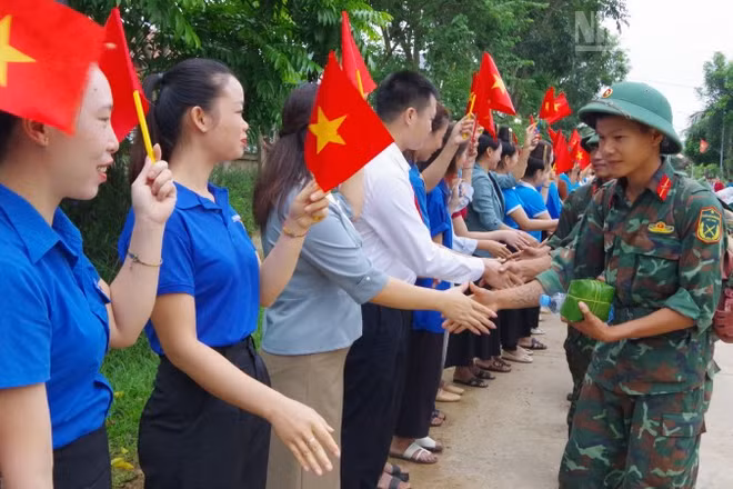 Cán bộ, chiến sĩ bịn rịn chia tay bà con nhân dân để hành quân về đơn vị.