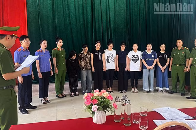 Cơ quan Cảnh sát điều tra, Công an tỉnh Sơn La phối hợp cùng Viện kiểm sát nhân dân khu vực 1 thi hành lệnh bắt bị can để tạm giam với các đối tượng. (Ảnh: VIỆN KIỂM SÁT NHÂN DÂN KHU VỰC 1)