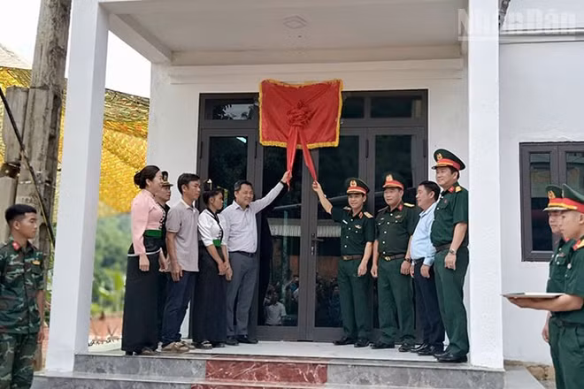 Lãnh đạo Quân khu 2 và Ủy ban nhân dân tỉnh Sơn La bàn giao nhà cho các hộ dân tại bản Đứa, xã Chiềng Sơ, tỉnh Sơn La.