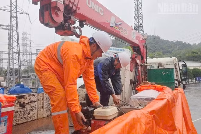 Công ty Điện lực Sơn La tăng cường 64 cán bộ, công nhân viên giúp tỉnh Hà Tĩnh khắc phục sự cố về điện do bão số 10 tại tỉnh Hà Tĩnh.