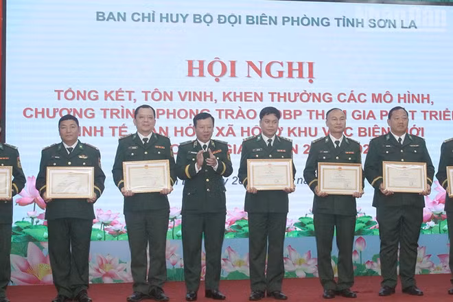 Thiếu tướng Nguyễn Đức Mạnh, Phó Tư lệnh Bộ đội Biên phòng trao Bằng khen cho các tập thể, cá nhân tiêu biểu.