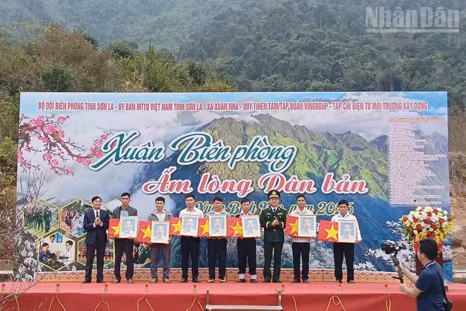 Lãnh đạo Ban Chỉ huy Bộ đội Biên phòng tỉnh Sơn La tặng cờ Tổ quốc, ảnh Bác Hồ cho 17 bản của xã Xuân Nha.