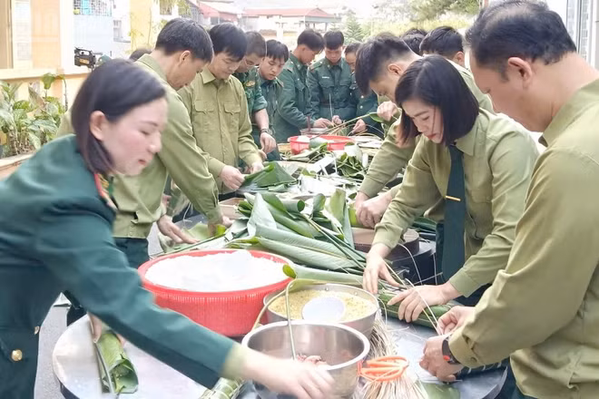 Các phòng, ban (trực thuộc Ban Chỉ huy Bộ đội Biên phòng tỉnh Sơn La) tổ chức gói bánh chưng.