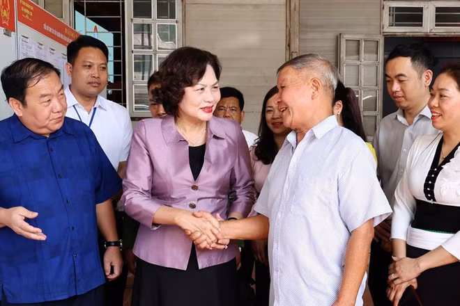 Những người ứng cử đại biểu Quốc hội Việt Nam khóa XVI trao đổi với cử tri tại Đơn vị bầu cử số 3, xã Mường Cơi và xã Mường Bang. 