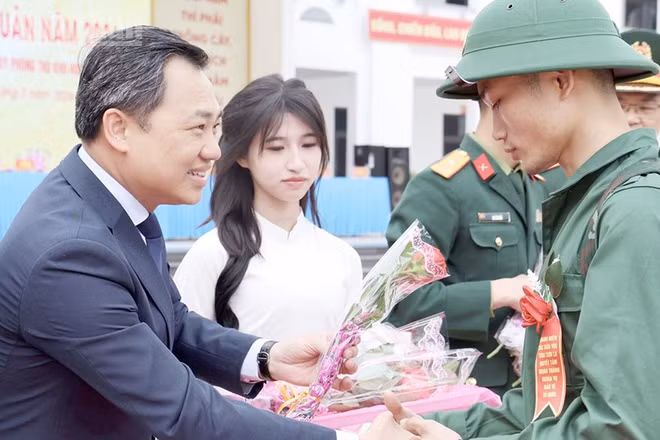 Đồng chí Nguyễn Đình Việt, Chủ tịch Ủy ban nhân dân tỉnh Sơn La tặng hoa chúc mừng các tân binh.
