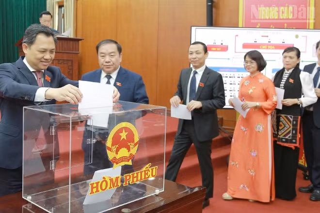 Các đại biểu tham gia bầu nhân sự chủ chốt Hội đồng nhân dân tỉnh tại kỳ họp thứ nhất, Hội đồng nhân dân tỉnh Sơn La khóa XVI, nhiệm kỳ 2026-2031.