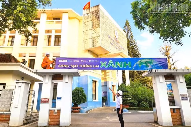 Cùng với hoạt động tuyên truyền, Công ty Điện lực Sơn La còn tổ chức treo băng-rôn lan tỏa hành động xanh hưởng ứng Giờ Trái đất.