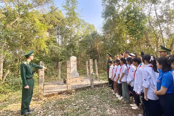 “Tiết học biên cương” tại cột Mốc 218 cho các cháu học sinh tại địa bàn do Đoàn thanh niên Đồn Biên phòng Phiêng Pằn tổ chức.