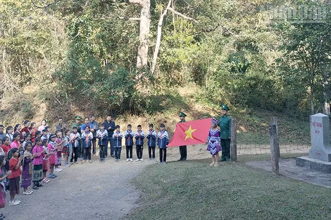 Cán bộ, chiến sĩ Đồn Biên phòng Mường Lạn tổ chức “Tiết học biên cương” cho các cháu học sinh trường phổ thông dân tộc bán trú và tiểu học Mường Lạn chào cờ tại cột mốc 187.