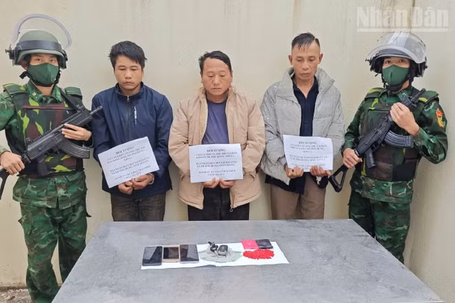 Ba đối tượng Vàng A Chớ, Lò Văn Chiều và Vì Văn En cùng tang vật.