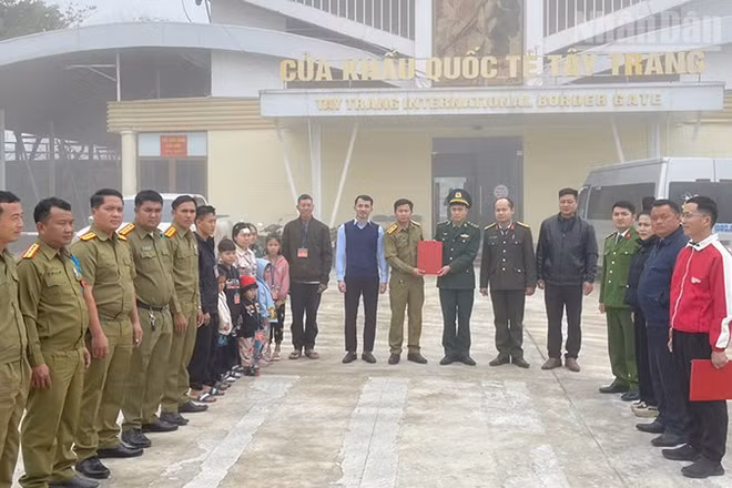 Các lực lượng chức năng tổ chức tiếp nhận hộ dân gồm 9 nhân khẩu là công dân xã Chiềng Khoong, tỉnh Sơn La.