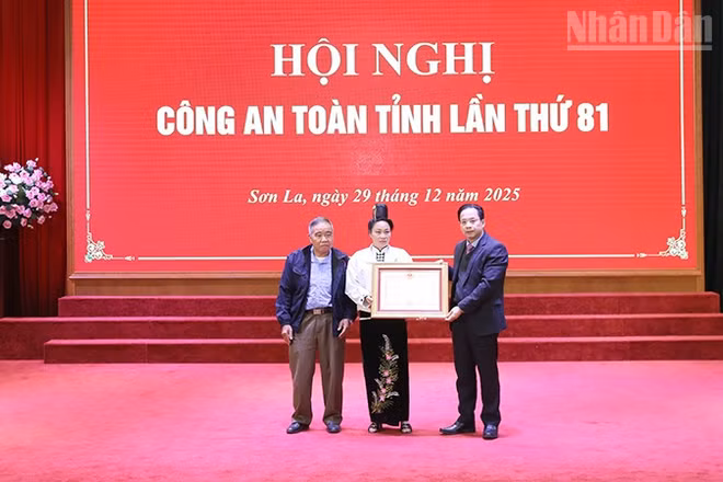 Bí thư Tỉnh ủy Sơn La Hoàng Văn Nghiệm chuyển trao Huân chương Bảo vệ Tổ quốc hạng Ba cho thân nhân gia đình đồng chí Lò Văn Tân, Tổ trưởng Tổ bảo vệ an ninh trật tự ở cơ sở xã Mường La.