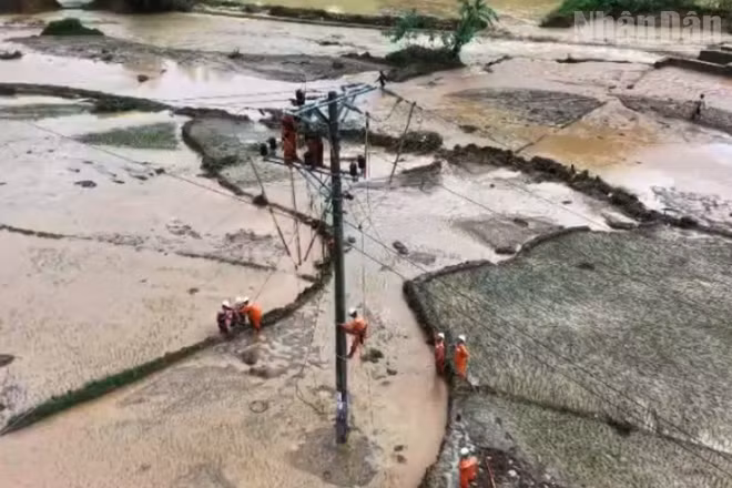 Công ty điện lực Sơn La huy động lực lượng khắc phục sự cố về điện do mưa lũ tại bản Hua Nặm, xã Mường La. (Ảnh: NGỌC DIỆP)
