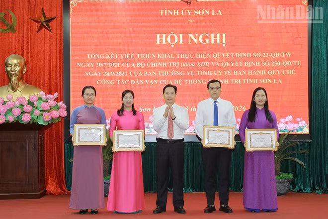 Đồng chí Hoàng Văn Nghiệm, Bí thư Tỉnh ủy Sơn La trao Bằng khen cho các tổ chức đảng.