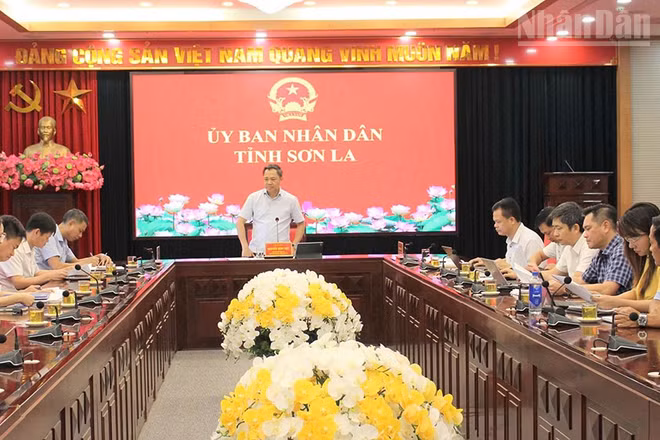 Đồng chí Nguyễn Đình Việt, Chủ tịch Ủy ban nhân dân tỉnh Sơn La chủ trì cuộc họp.