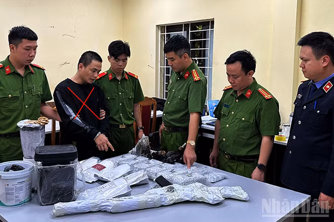 Công an tỉnh Sơn La bắt giữ đối tượng Đặng Giang Long (dấu x) cùng tang vật thời điểm tháng 10/2024.