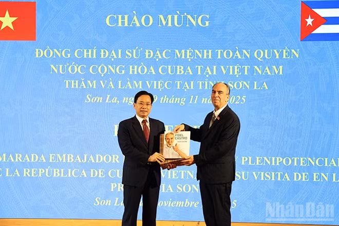 Đại sứ đặc mệnh toàn quyền nước Cộng hòa Cuba tại Việt Nam tặng quà lưu niệm cho tỉnh Sơn La.