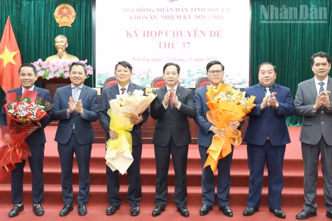 Đồng chí Hoàng Văn Nghiệm, Bí thư Tỉnh ủy Sơn La tặng hoa chúc mừng các đồng chí được Hội đồng nhân dân bầu tại kỳ họp thứ 37.