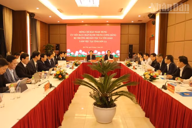 Đoàn công tác của Bộ Dân tộc và Tôn giáo do đồng chí Đào Ngọc Dung làm Trưởng đoàn, đã thăm và làm việc với tỉnh Sơn La. 