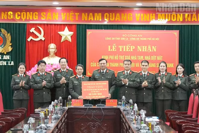 Đoàn công tác Công an thành phố Hà Nội trao kinh phí hỗ trợ sửa chữa, xây mới 50 căn nhà cho đồng bào các dân tộc tỉnh Sơn La. 