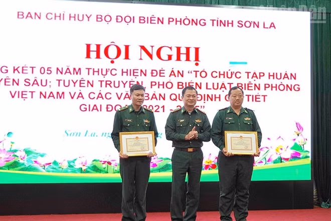 Tặng giấy khen cho các tập thể và cá nhân có thành tích trong công tác triển khai và tuyên truyền Luật Biên phòng Việt Nam.