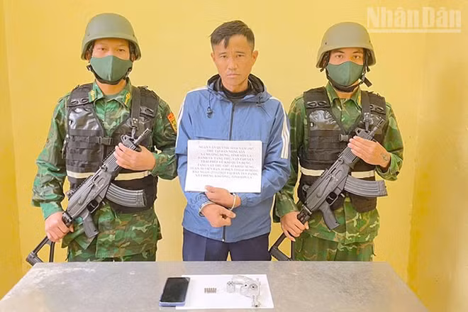 Đối tượng Ngần Văn Quỳnh cùng tang vật tại cơ quan chức năng.